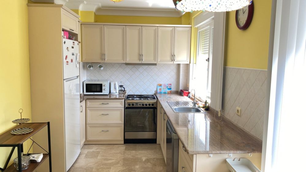 Alanya Cikcilli Satılık 2+1 Eşyalı Daire – Havuzlu, Kısmi Deniz Manzaralı, İkamete Uygun