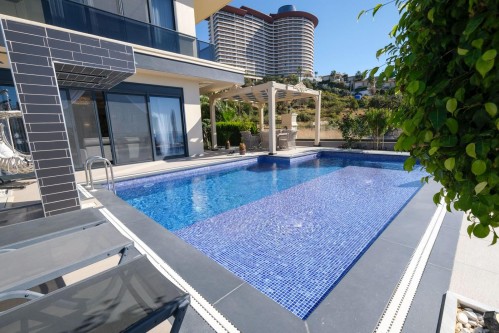 Alanya Kargıcak’ta Panoramik Deniz Manzaralı Satılık 5+1 Lüks Villa | Özel Havuz, Müstakil Bahçe, Asansör ve Tam Eşyalı Prestijli Triplex Yaşam