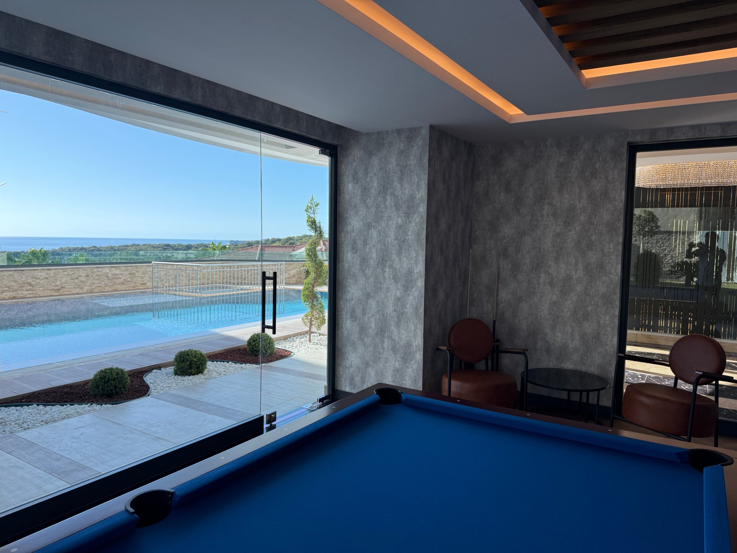 Apartment for sale in Avsallar – Billiards room overlooking the pool