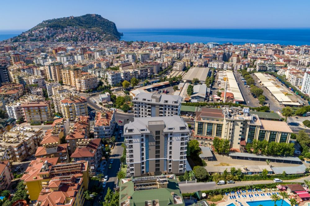 Alanya panoramik manzarasına sahip proje, merkezi konum avantajıyla modern yaşam alanı sunuyor.Kleopatra Plajı’na Yürüme Mesafesinde Modern Konut Projesi