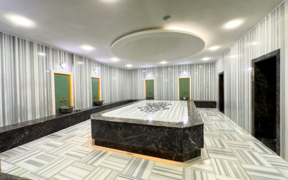 Türk hamamı, mermer detaylarıyla lüks bir spa deneyimi.Akdeniz Kıyısında Lüks ve Konforlu Rezidans Daireler