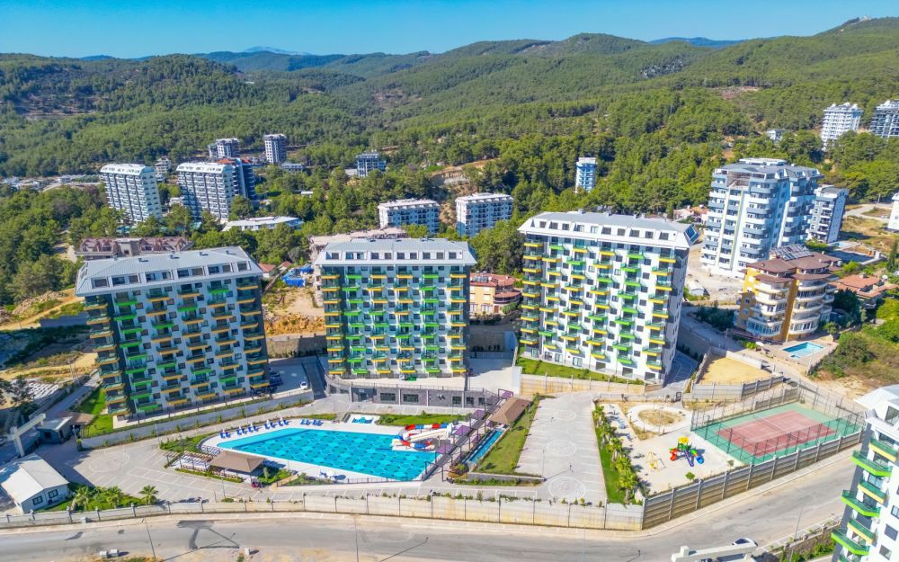 Современные здания с видом на горы и частной зоной с бассейном на свежем воздухе. Роскошные и комфортные резиденции на побережье Средиземного моря