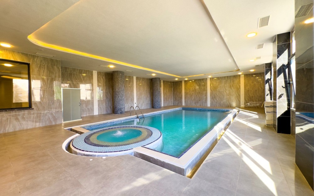 Kapalı yüzme havuzu ve jakuzili spa alanı.Akdeniz Kıyısında Lüks ve Konforlu Rezidans Daireler