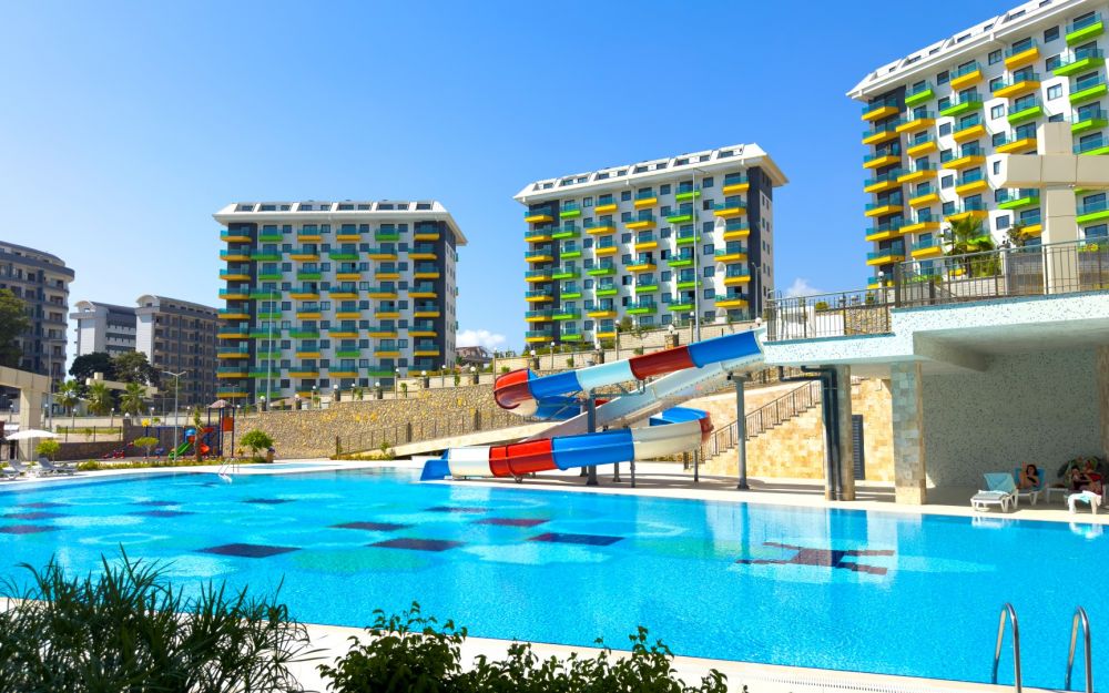 Семейная резиденция с большим бассейном, горками и зонами отдыха в охраняемом комплексе. Роскошные и комфортные резиденции на побережье Средиземного моря