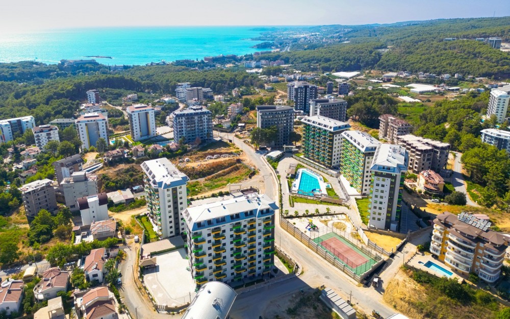 Alanya’nın yeşil çevresiyle bütünleşmiş, geniş sosyal alanlara sahip lüks konut projesi.Akdeniz Kıyısında Lüks ve Konforlu Rezidans Daireler