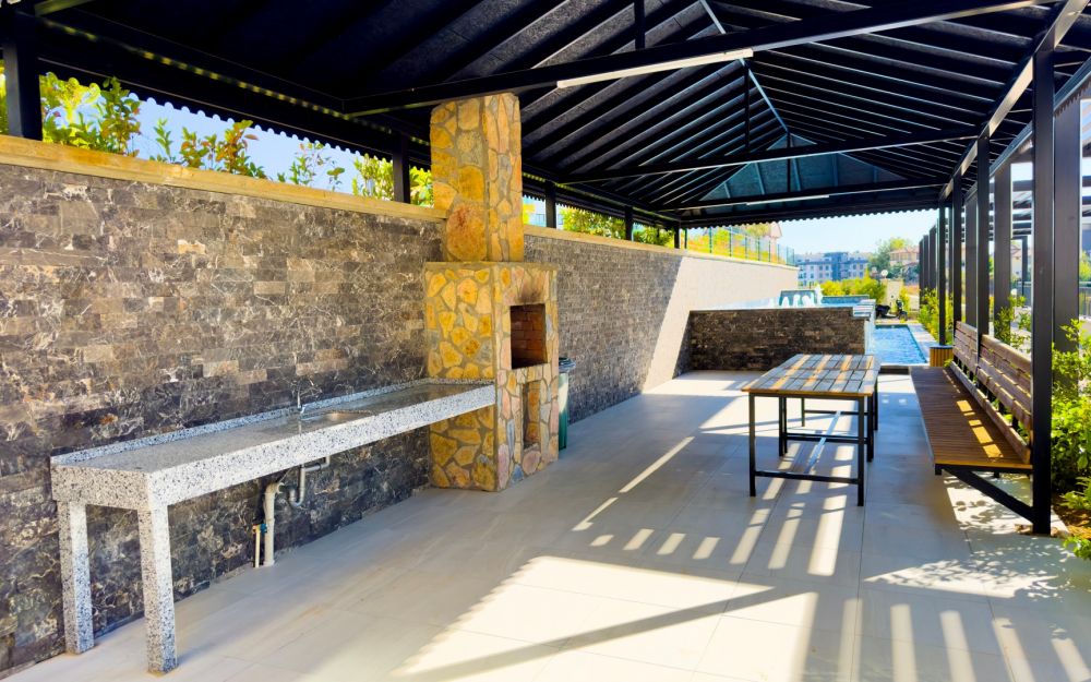 Уютная терраса с каменными элементами для отдыха и дружеских встреч. Роскошные и комфортные резиденции на побережье Средиземного моря