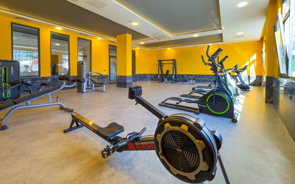 Закрытый бассейн с профессиональным дизайном для комфортного отдыха зимой. Роскошные и комфортные резиденции на побережье Средиземного моря