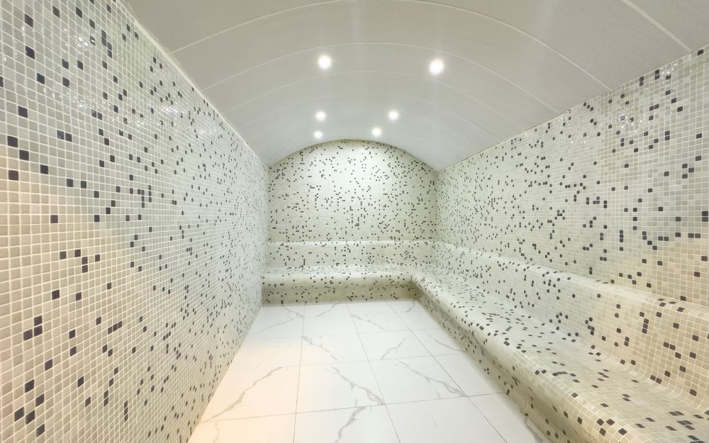 Паровая комната с мозаичными стенами и уютным интерьером. Роскошные и комфортные резиденции на побережье Средиземного моря