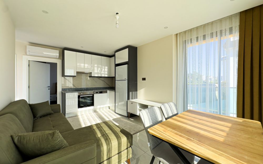 Современная гостиная с естественным освещением и стильной мебелью. Роскошные и комфортные резиденции на побережье Средиземного моря