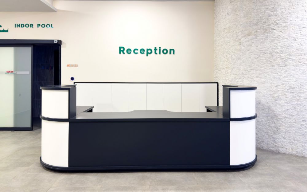 Элегантная приёмная с современным дизайном, встречающая жильцов и гостей. Роскошные и комфортные резиденции на побережье Средиземного моря