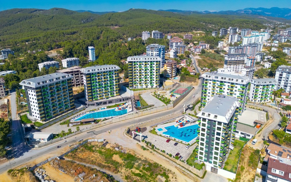 Alanya’nın yeşil çevresiyle bütünleşmiş, geniş sosyal alanlara sahip lüks konut projesi.Akdeniz Kıyısında Lüks ve Konforlu Rezidans Daireler