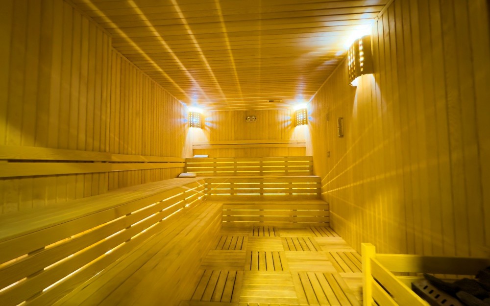 Ahşap detaylı sauna odası, rahatlatıcı atmosfer sunar.Akdeniz Kıyısında Lüks ve Konforlu Rezidans Daireler