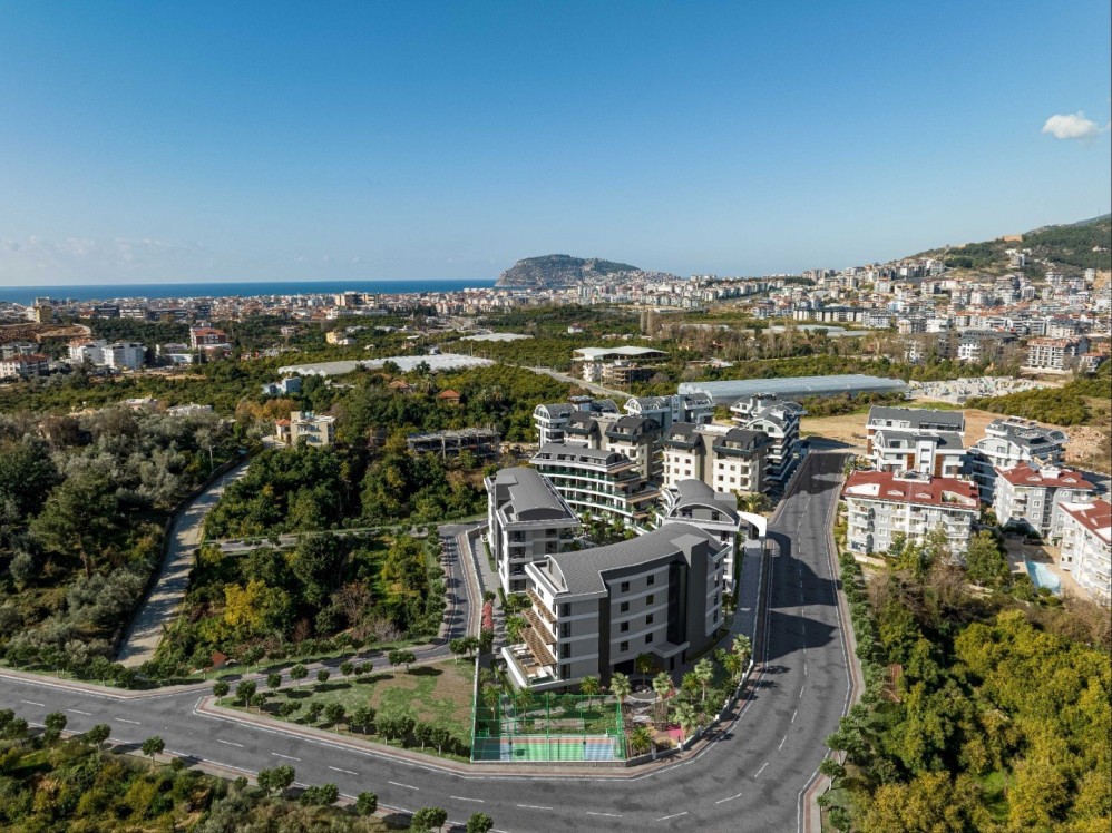 Oba bölgesi ve projenin konum avantajını gösteren geniş açılı havadan çekim.Alanya Oba’da Ultra Lüks Konut Projesi