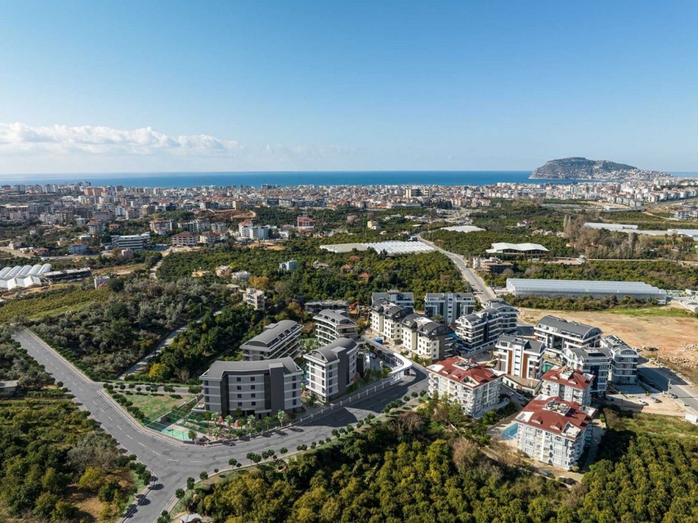 Projenin çevresindeki yeşil alanlarla uyumlu modern yerleşim düzeni.Alanya Oba’da Ultra Lüks Konut Projesi